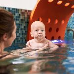 Basen dla niemowląt w Krakowie – nauka pływania od pierwszych miesięcy życia