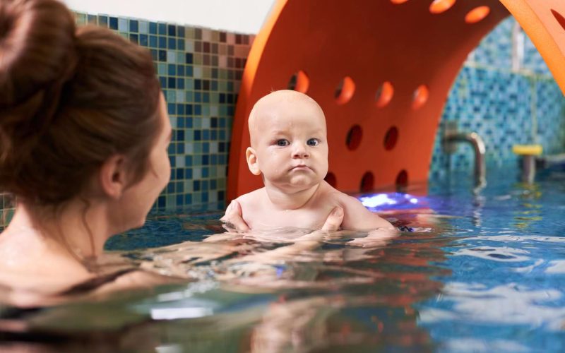 Basen dla niemowląt w Krakowie – nauka pływania od pierwszych miesięcy życia