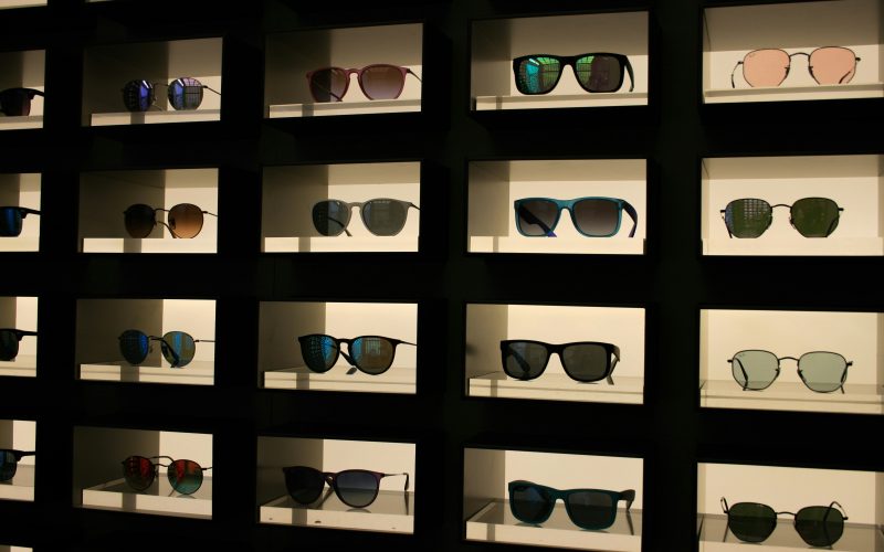 Słońce i litery. Dlaczego Twój wzrok potrzebuje wsparcia na dwóch frontach?