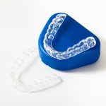 Czy po Invisalign trzeba nosić retainery i jak długo?