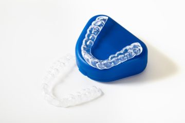 Czy po Invisalign trzeba nosić retainery i jak długo?